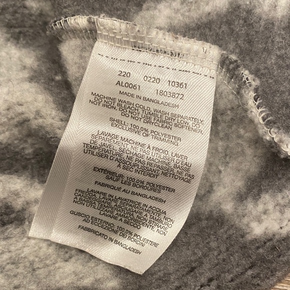 🚨 Columbia Black and White Patterned Turtleneck Sweater - Picture 5 of 5